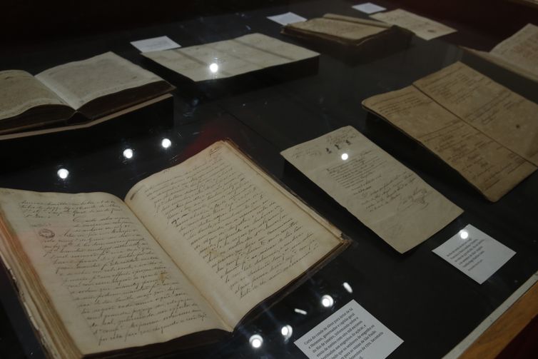 Exposição 130 anos da Abolição da Escravatura apresenta os documentos originais da Lei Áurea e da Lei do Ventre Livre dentre outros do período da escravidão.