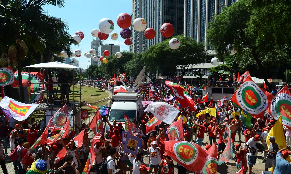 São Paulo - Jornada Nacional de Mobilização contra o impeachment no Vale do Anhangabaú. Participam da manifestação a Frente Brasil Popular, composta pela CUT, CTB e outras entidades do movimento social, MST, CMP, UNE, Marcha Mundial das