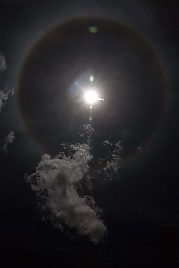 O fenômeno chamado de halo solar pôde ser visto pelos moradores da capital federal por volta das 11h. O efeito é provocado pela refração dos raios solares sobre os cristais de gelo que formaram as nuvens no céu de Brasília