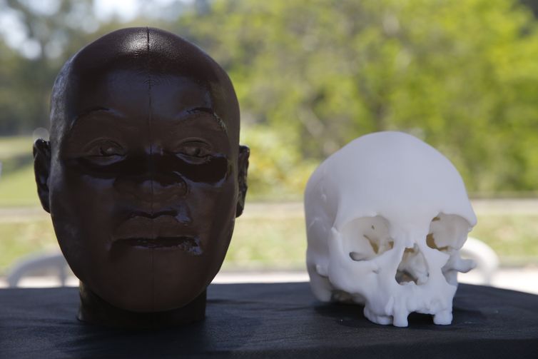 Réplicas do rosto e crânio de Luzia, o fóssil humano mais antigo encontrado na América, impressos em 3D, estão expostos no festival Museu Nacional Vive, na Quinta da Boa Vista, no Rio de Janeiro.