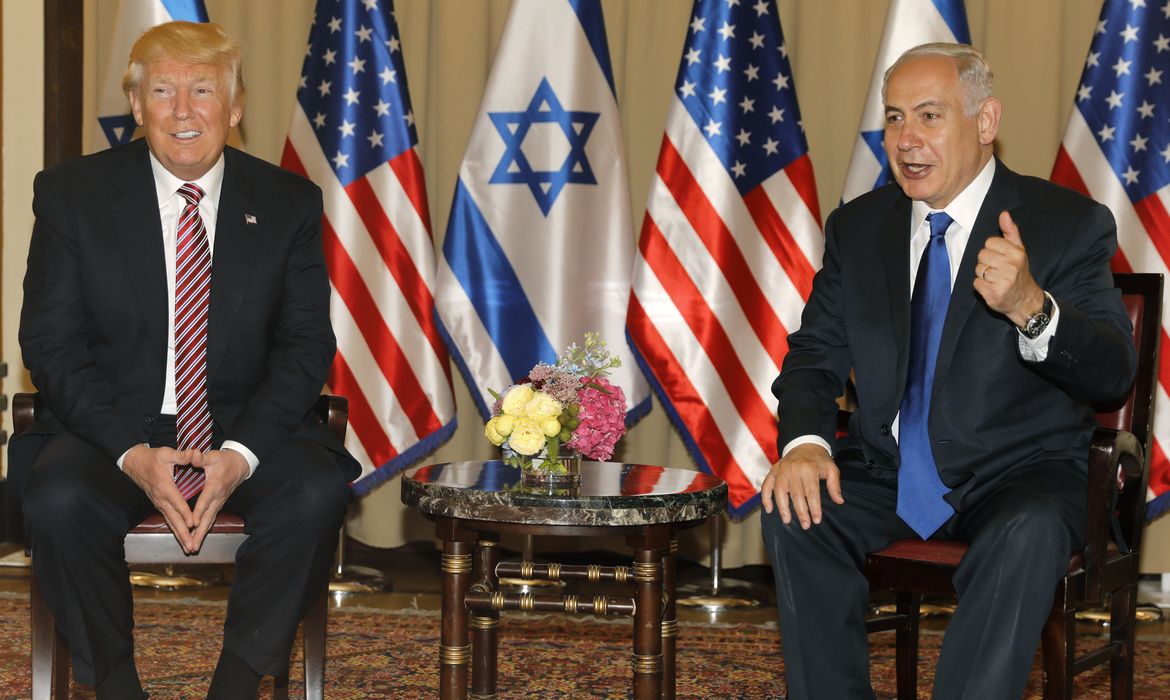 Trump conversa em Tel-Aviv pelo primeiro ministro israelense Benjamin Netanyahu