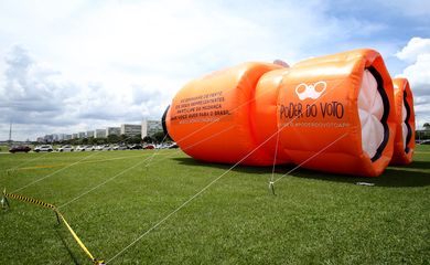 Binóculo gigante apontado para o Congresso Nacional marca o lançamento do aplicativo 