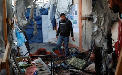 Barraca que abrigava jornalistas é alvo de ataque israelense em Khan Younis, sul de Gaza
 7/4/2025   REUTERS/Hatem Khaled