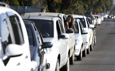Brasilienses enfrentam até 4km de filas para abastecer em posto de combustíveis que vende gasolina a R$ 2,98 como parte do Dia da Liberdade de Impostos (DLI). 