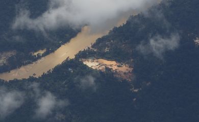 Rios contaminados têm coloração e margem afetados pela atuação de garimpo ilegal na região do Surucucu, dentro da Terra Indígena Yanomami, Oeste de Roraima, avistados em sobrevoo da Força Aéra Brasileira para lançamendo de suprimentos.
