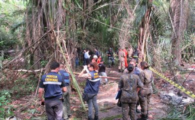 Manaus - Seis pessoas morreram após a queda de um avião de pequeno porte modelo Embraer 721 D, na reserva ambiental do Mindu (Tenente João Filho/Corpo de Bombeiros de Manaus)