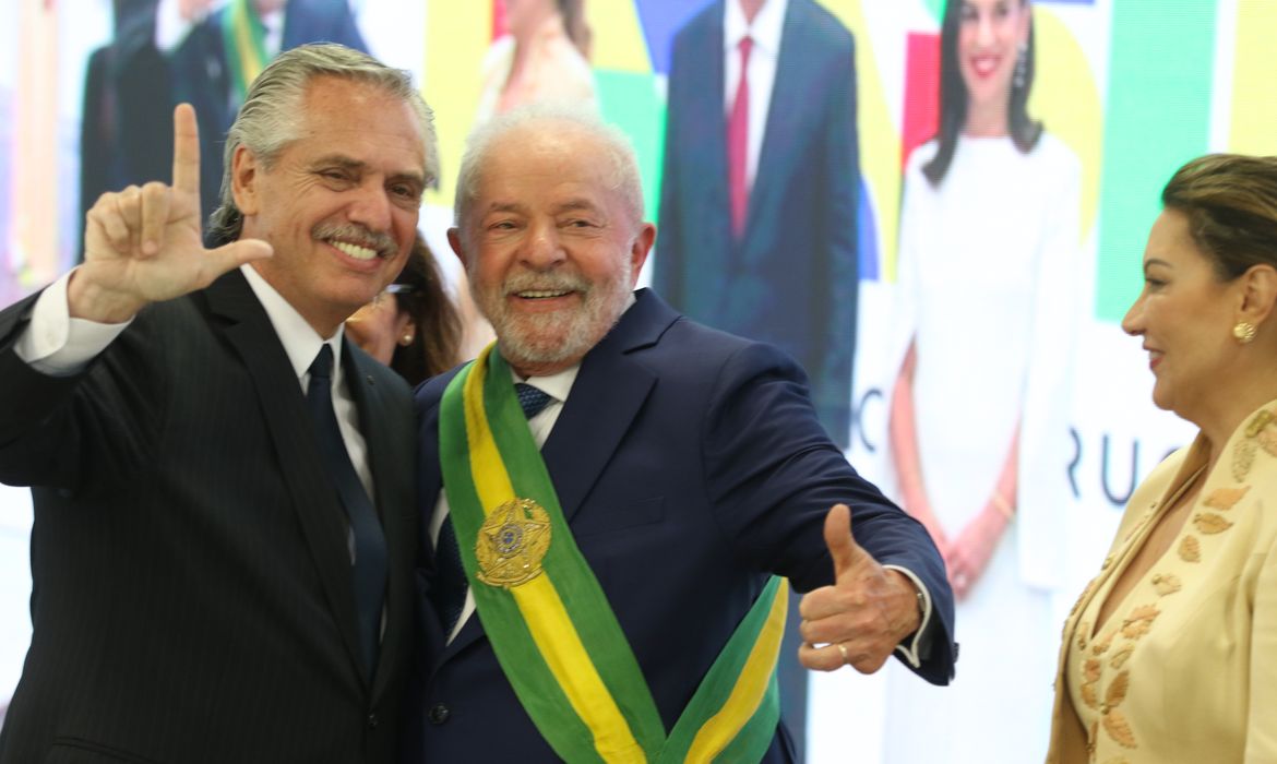 O presidente da Argentina, Alberto Fernández, cumprimenta o presidente Luiz Inácio Lula da Silva no Palácio do Planalto
