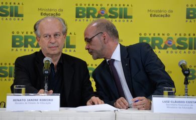 Ministro da Educação Renato Janine Ribeiro, anuncia balanço do primeiro semestre de 2015 do FIES, ao seu lado o secretário-geral do MEC, Luiz Cláudio Costa (Wilson Dias/Agência Brasil)