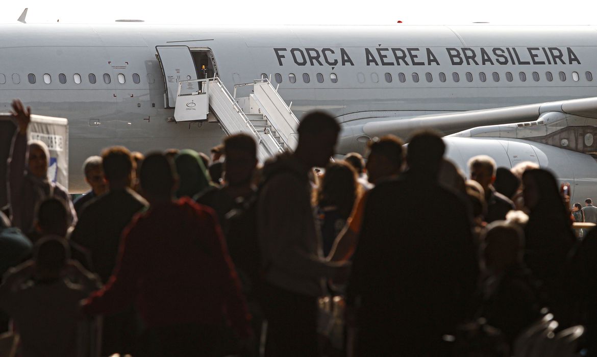 Guarulhos (SP) 08/10/2024  Brasileiros que estavam no Líbano, desembarcam do avião KC-30 da FAB,na Base Aérea de São Paulo  na Operação “Raizes do Cedro” em Guarulhos. Foto Paulo Pinto/Agencia Brasil