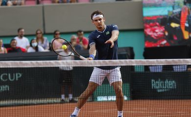 O tenista brasileiro Thiago Wild enfrenta o alemão Alexander Zverev na qualificatória da Copa Davis, entre as seleções da Alemanha e do Brasil no Parque Olímpico.