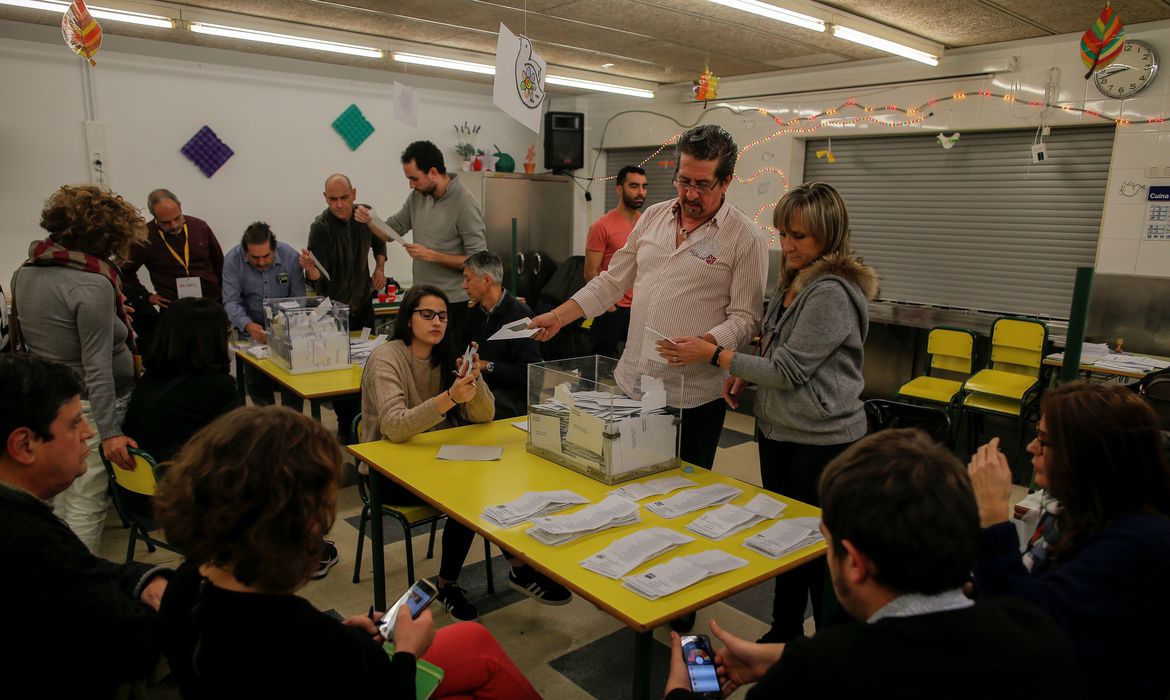 Votos são contabilizados após fechamento das urnas nas eleições regionais da Catalunha