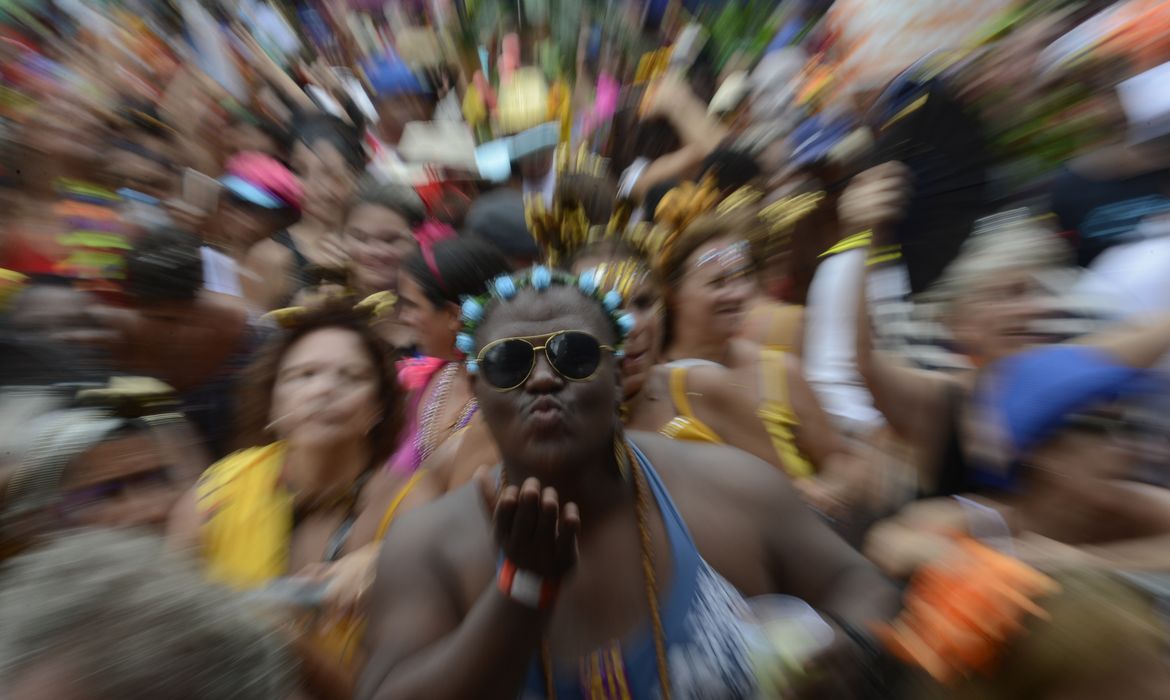 O bloco Cordão do Boitatá anima foliões em um show na Praça XV, no centro da cidade do Rio de Janeiro.