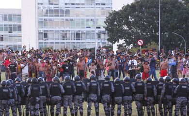 Brasília - Índios fazem manifestação na Esplanada dos Ministérios (Marcelo Camargo/Agência Brasill)