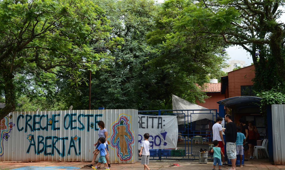 São Paulo - Alunos, funcionários e pais fazem ato contra o fechamento da Creche Oeste da Universidade de São Paulo (USP) (Rovena Rosa/Agência Brasil)