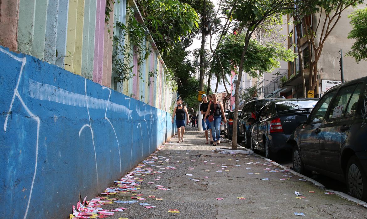 Panfletos dos candidatos das eleições municipais, conhecidos como santinhos, descartados na rua Humaitá, Bela Vista.