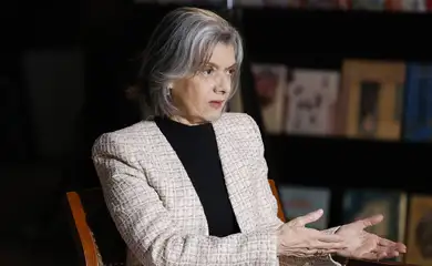 Rio de Janeiro (RJ) 02/09/2024 – A ministra do STF Cármen Lúcia fala sobre seu novo livro, Direito de para Todos, na gravação do programa Trilha de Letras, da TV Brasil, apresentado por Eliana Alves Cruz, na BiblioMaison. Foto: Fernando Frazão/Agência Brasil