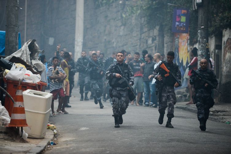 Rio de Janeiro - Operação policial após ataques às bases das Unidades de Polícia Pacificadora (UPP) nas comunidades do Cantagalo e Pavão-Pavãozinho, em Copacabana. (Fernando Frazão/Agência Brasil)