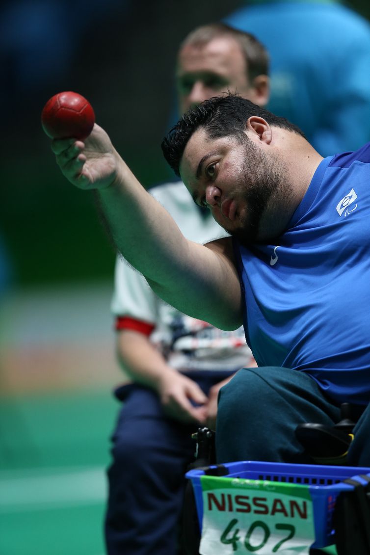 Dirceu Pinto durante lançamento na prova individual de bocha, na Paralimpíada Rio 2016.