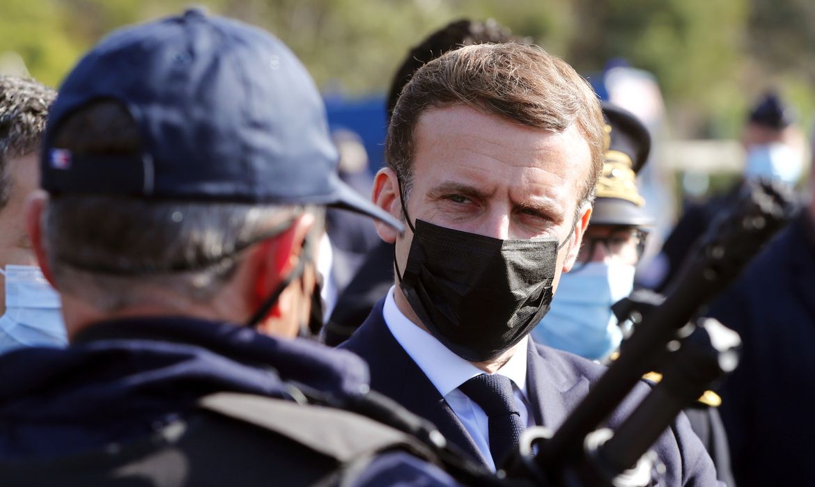 Presidente da França, Emmanuel Macron, fala com policiais na fronteira entre França e Espanha
