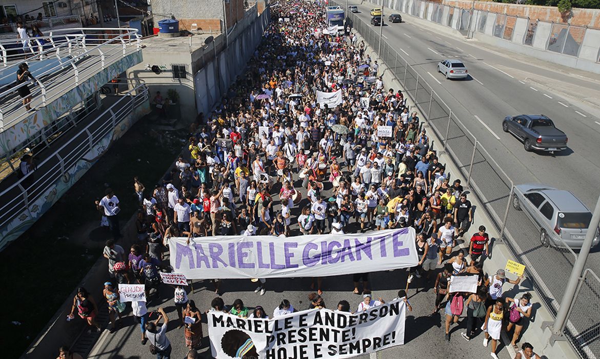 Rio de Janeiro - Protesto na favela da Maré contra os assassinatos da vereadora Marielle Franco (PSOL) e do motorista Anderson Pedro Gomes  (Fernando Frazão/Agência Brasil) 