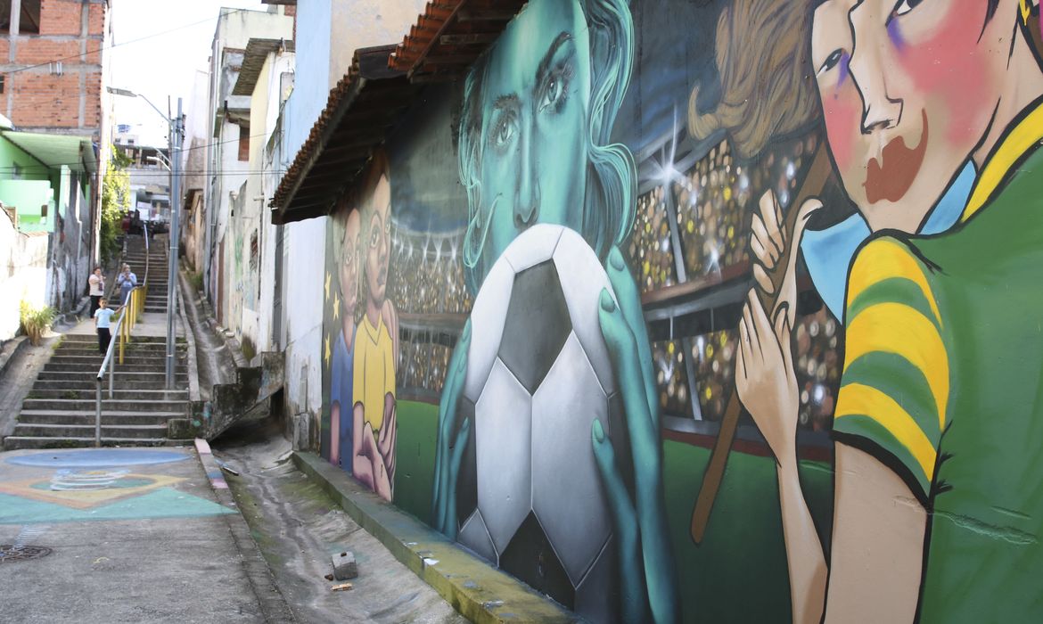 Mural pintado pelas artistas Afolego, Sarah Lorenk e Clara Leff para a Copa do Mundo Feminina, em Brasilândia, zona norte.