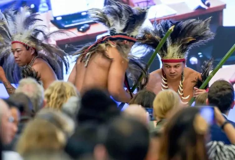 Campo Grande (MS), -23/03/2026 - Participantes de vaias regiões chegando para cerimônia de abertura da convenção de espécies migratórias COP15 Brasil Pantanal. 
Foto: Rafa Neddermeyer/ Agência Brasil