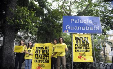 Rio de Janeiro - Ativistas da ONG Anistia Internacional fazem ato em frente ao Palácio Guanabara, sede do governo fluminense, pedindo investigação dos homicídios no estado do Rio de Janeiro.(Tânia Rêgo/Agência Brasil)