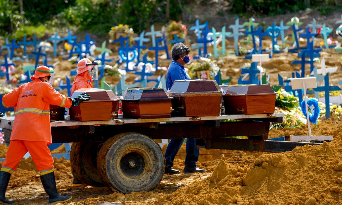 Manaus (AM) - Especial 3 anos de pandemia, Impactos da pandemia. Funcionários do Cemitério Tarumã na cidade de Manaus, sepultam vitimas do covid-19 . Foto: Alex Pazuello/Semcom/Prefeitura de Manaus