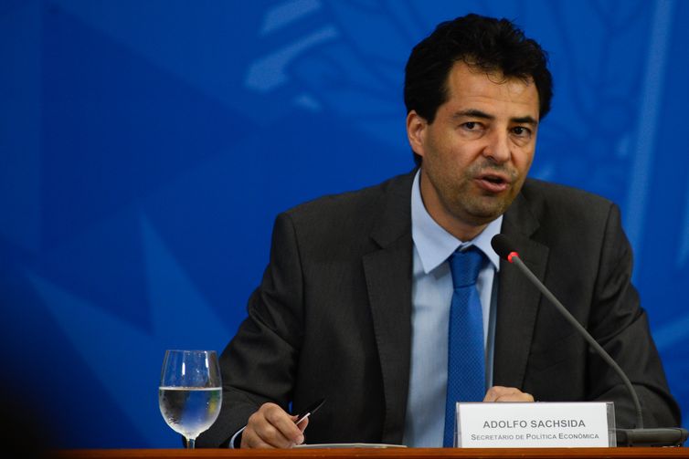 O secretário de Política Econômica do Ministério da Economia,  Adolfo Sachsida, fala à imprensa no palácio do planalto