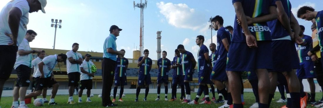 Técnico Mazola Júnior conversa com jogadores do Cuiabá