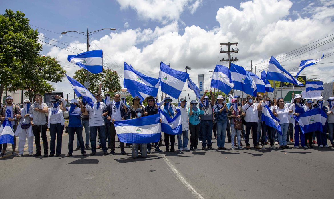 NI7004. MANAGUA (NICARAGUA), 26/08/2018. Varias personas participan de un plantón hoy, domingo 26 de agosto de 2018, exigiendo la liberación de los presos políticos capturados en las pasadas manifestaciones, en Managua (Nicaragua). Decenas de