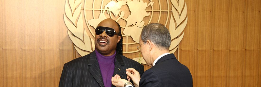 Stevie Wonder é condecorado pelo presidente da ONU Ban Ki MOon