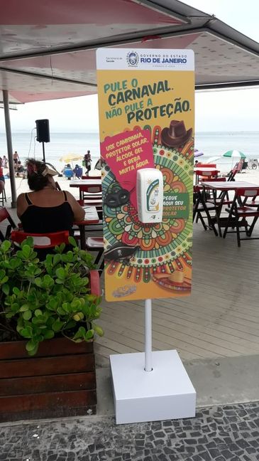 Secretaria de Saúde do Estado do Rio de Janeiro distribui álcool em gel, protetor solar e camisinhas durante o carnaval.