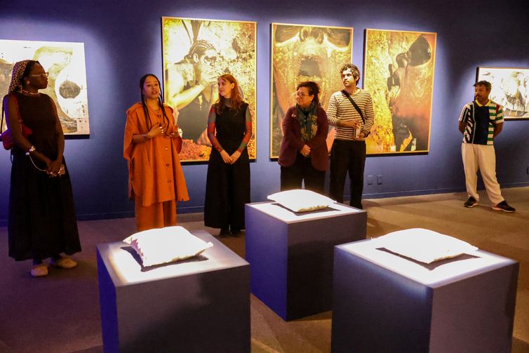 Brasília (DF), 23/07/2025 -A curadora da exposição mirasawá alumbramento, Natalia Grilo (2e), no 18º Festival Latinidades celebra protagonismo das mulheres negras até 31 de julho  Foto: José Cruz/Agência Brasil