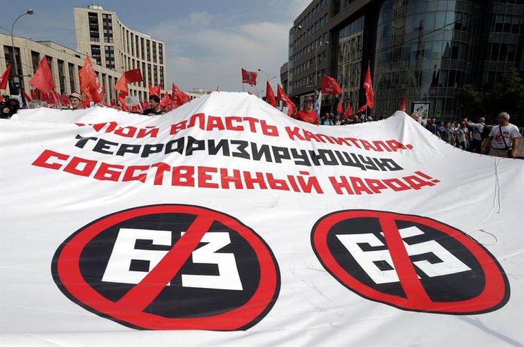 Milhares de russos protestam em Moscou contra uma reforma no sistema previdenciário do país que prevê aumentar a idade mínima para aposentadoria