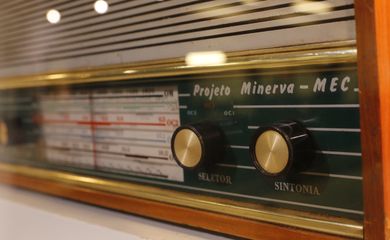 Acervo histórico da Rádio MEC em exposição na Empresa Brasil de Comunicação - EBC, no Rio de Janeiro
Foto: Fernando Frazão/Agência Brasil/Arquivo