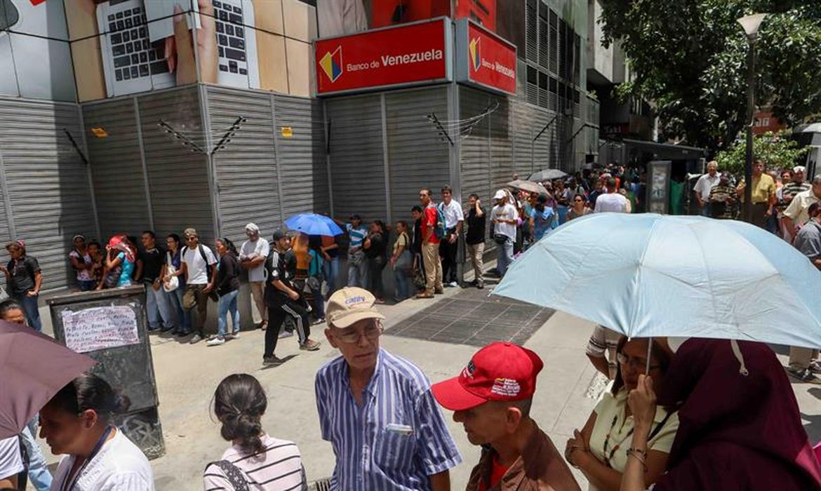 Filas na porta de bancos na capital venezuelana, Caracas