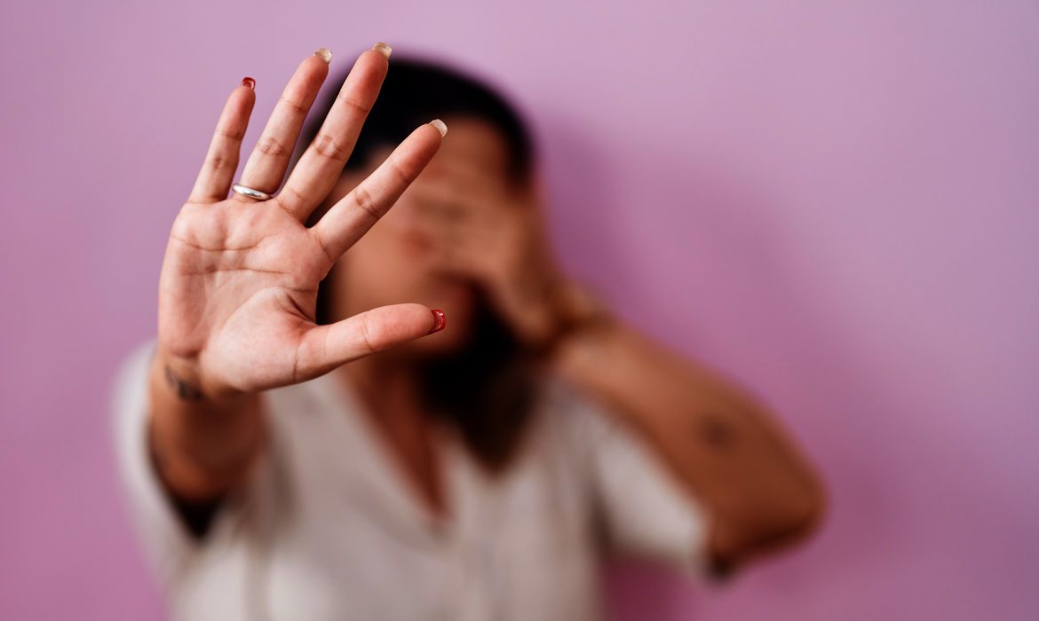 Violência contra a mulher, criança e adolescente. Violência doméstica. Foto: Freepick
