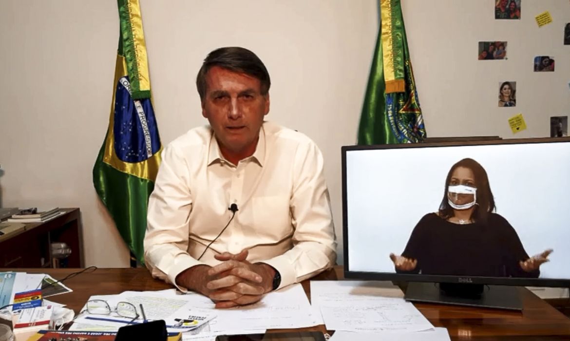 O presidente Jair Bolsonaro durante transmissão em rede social.