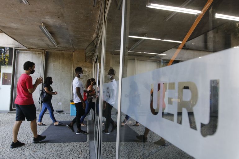 Entrada dos candidatos para o primeiro dia de provas do Exame Nacional do Ensino Médio (Enem) 2020, na Universidade Estadual do Rio de Janeiro(UERJ), na zona norte do Rio.