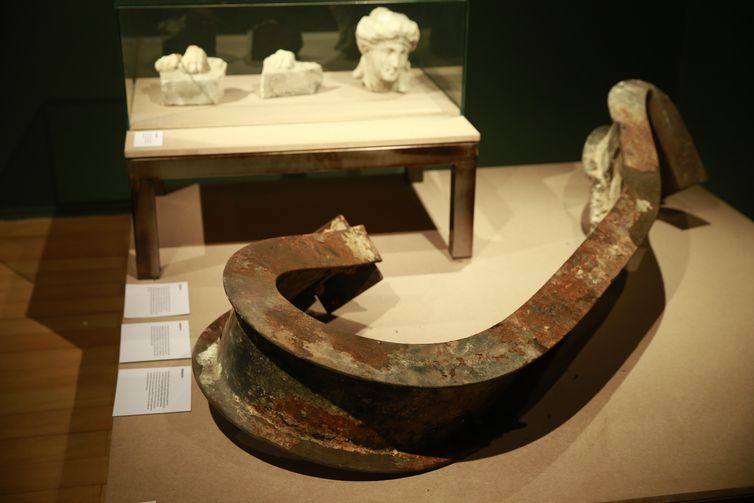 Vigas retorcidas na exposição Museu Nacional Vive - Arqueologia do Resgate, a primeira com peças retiradas do incêndio, no Centro Cultural Banco do Brasil. 