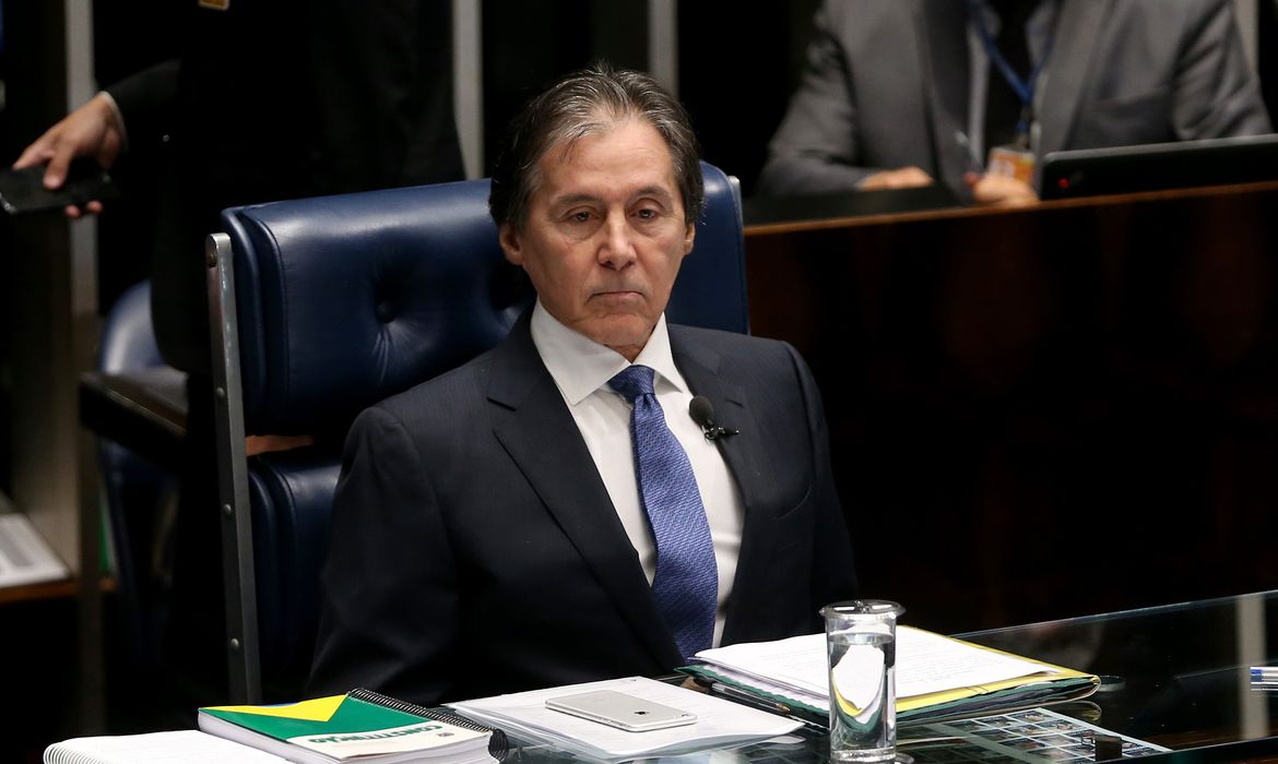 Brasília - O presidente do Senado, Eunício Oliveira, participa de sessão plenária que decide sobre medidas cautelares contra o senador Aécio Neves (Wilson Dias/Agência Brasil)