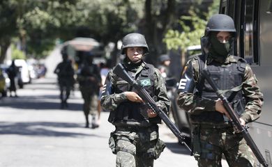 Rio de Janeiro - Operação feita pelas polícias Civil e Militar, com o apoio das Forças Armadas, da Força Nacional de Segurança e da Polícia Federal, no Morro dos Macacos, em Vila Isabel, zona norte do Rio. (Foto: Tânia Rêgo/Agência Brasil)