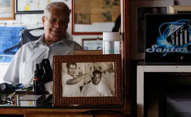 João Araújo, conhecido como Didi, cabeleireiro de Pelé, foto com o Rei do Futebol