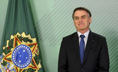 O presidente, Jair Bolsonaro, assina medida provisória que estabelece medidas para combater fraudes em benefícios pagos pela Previdência Social. 
