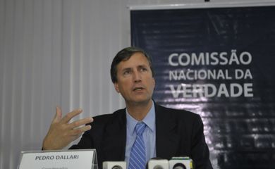 O coordenador da Comissão Nacional da Verdade (CNV), Pedro Dallari, após visita à Embaixada dos Estados Unidos em Brasília, confirma que o EUA vão enviar mais documentos sobre a ditadura à CNV (José Cruz/Agência Brasil)