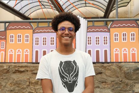 Rovena Rosa/Agência Brasil Salvador (BA), 10/08/2024 - O estudante Ícaro Ferrer na Vila Literária durante a Festa Literária Internacional do Pelourinho - Flipelô, que homenageia Raul Seixas. Foto: Rovena Rosa/Agência Brasil