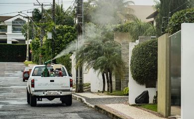 Brasília (DF), 08/02/2024, Carro do Fumacê contra a Dengue passa pela QL 26 do Lago Sul nessa quinta-feira.  Foto: Rafa Neddermeyer/Agência Brasil