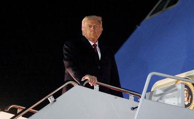 Presidente dos EUA, Donald Trump, embarca em avião presidencial para viagem à Ásia
24/10/2025 Reuters/Evelyn Hockstein/Proibida reprodução