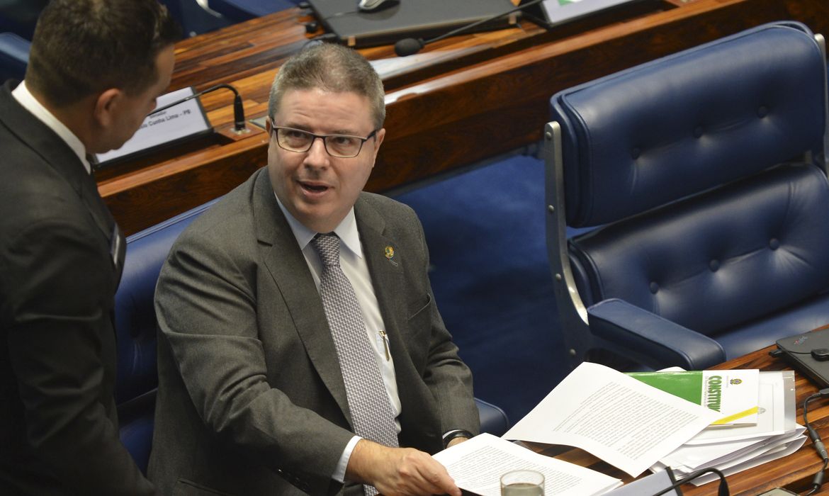 Brasília - O senador Antonio Anastasia durante sessão plenária para decidir sobre a admissibilidade do processo de impeachment da presidenta Dilma Rousseff (Antonio Cruz/Agência Brasil)